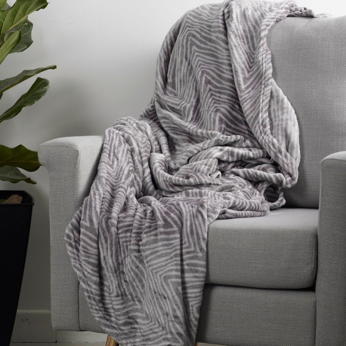 DISTRIHOGAR - Cobija Afrika Flannel Fleece 180 Gr 140 X 200 Cm