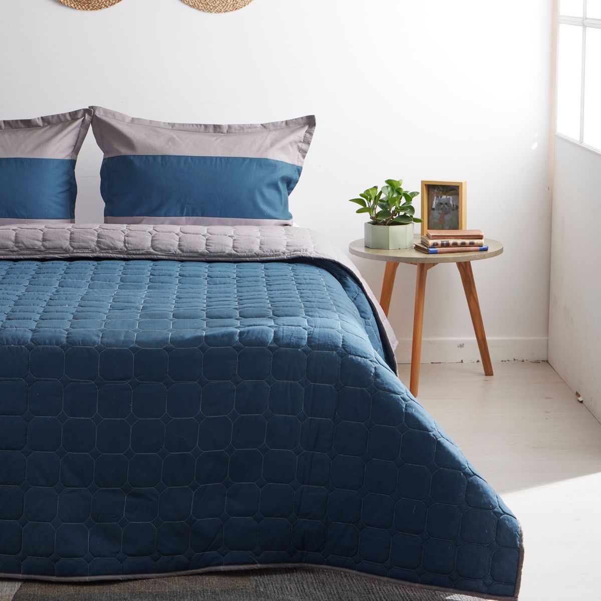 DISTRIHOGAR - Cubrelecho Bicolor Doble Faz 150 Hilos Poli Gris Azul King