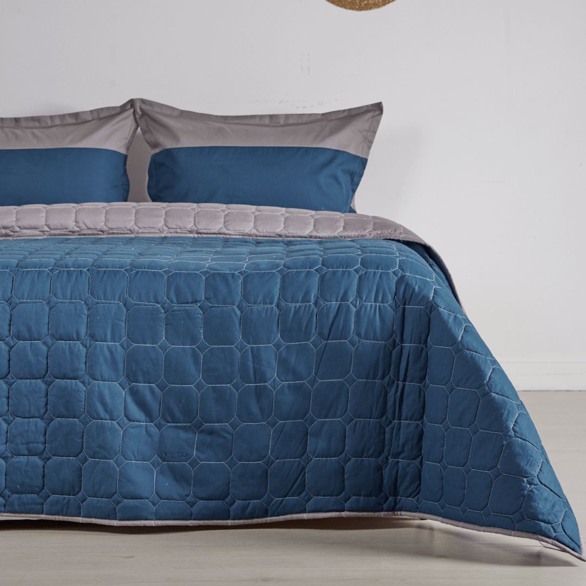 DISTRIHOGAR - Cubrelecho Bicolor Doble Faz 150 Hilos Poli Gris Azul Queen