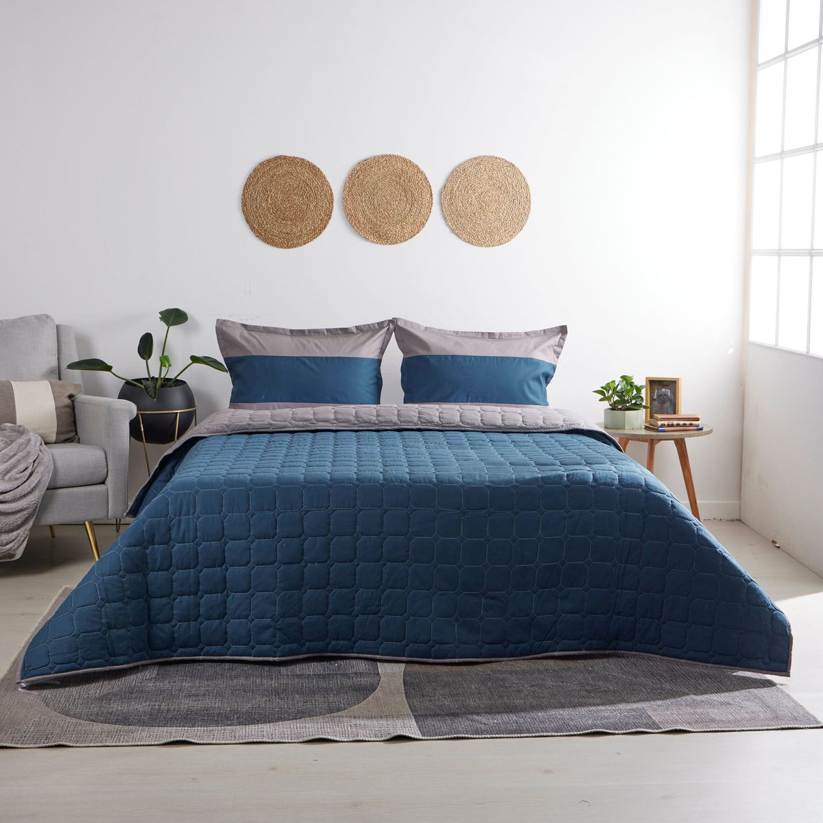 DISTRIHOGAR - Cubrelecho Bicolor Doble Faz 150 Hilos Poli Gris Azul Queen