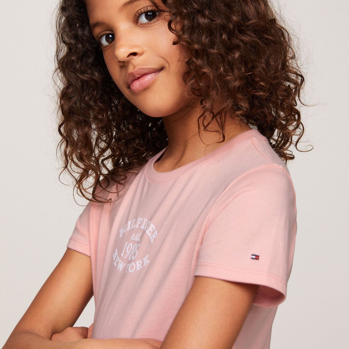 TOMMY HILFIGER - Camiseta Niña Rosada Corte Slim Con Logo Aterciopelado Tommy Hilfiger