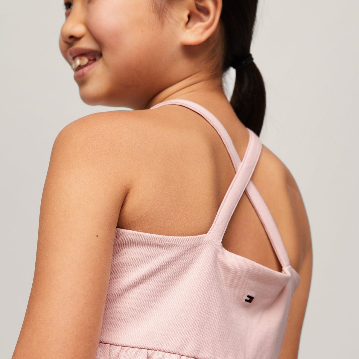 TOMMY HILFIGER - Camiseta Niña Rosada Global Stripe De Tirantes Cruzados Tommy Hilfiger