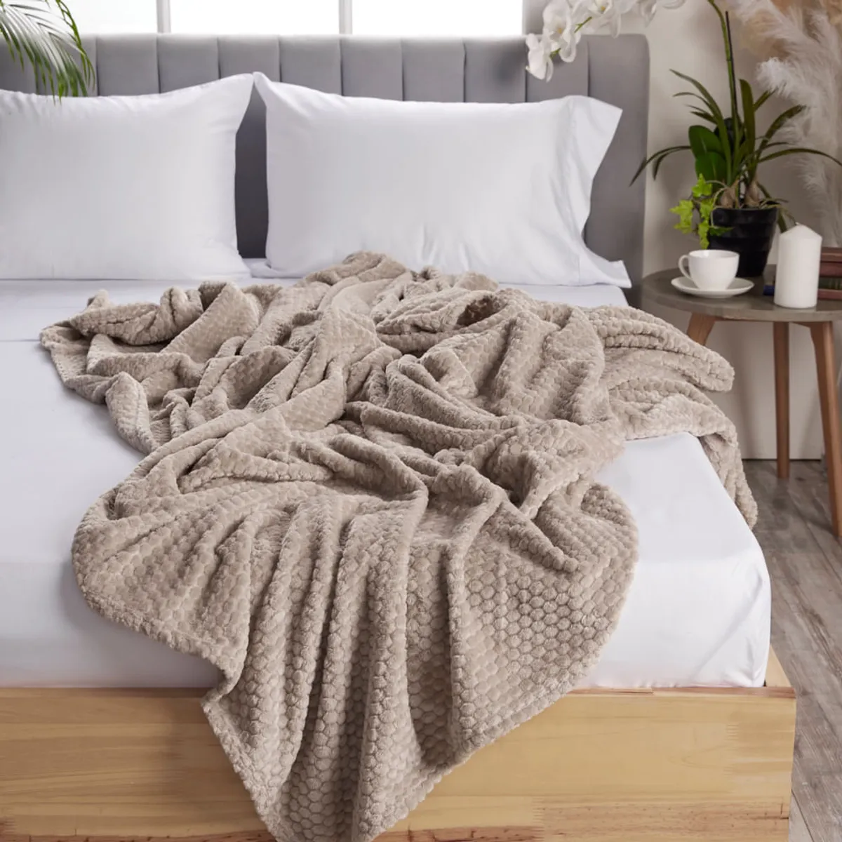 DISTRIHOGAR - Cobija Flannel Jacq Bee 280 gr Gris Cálido 140 x 200 cm