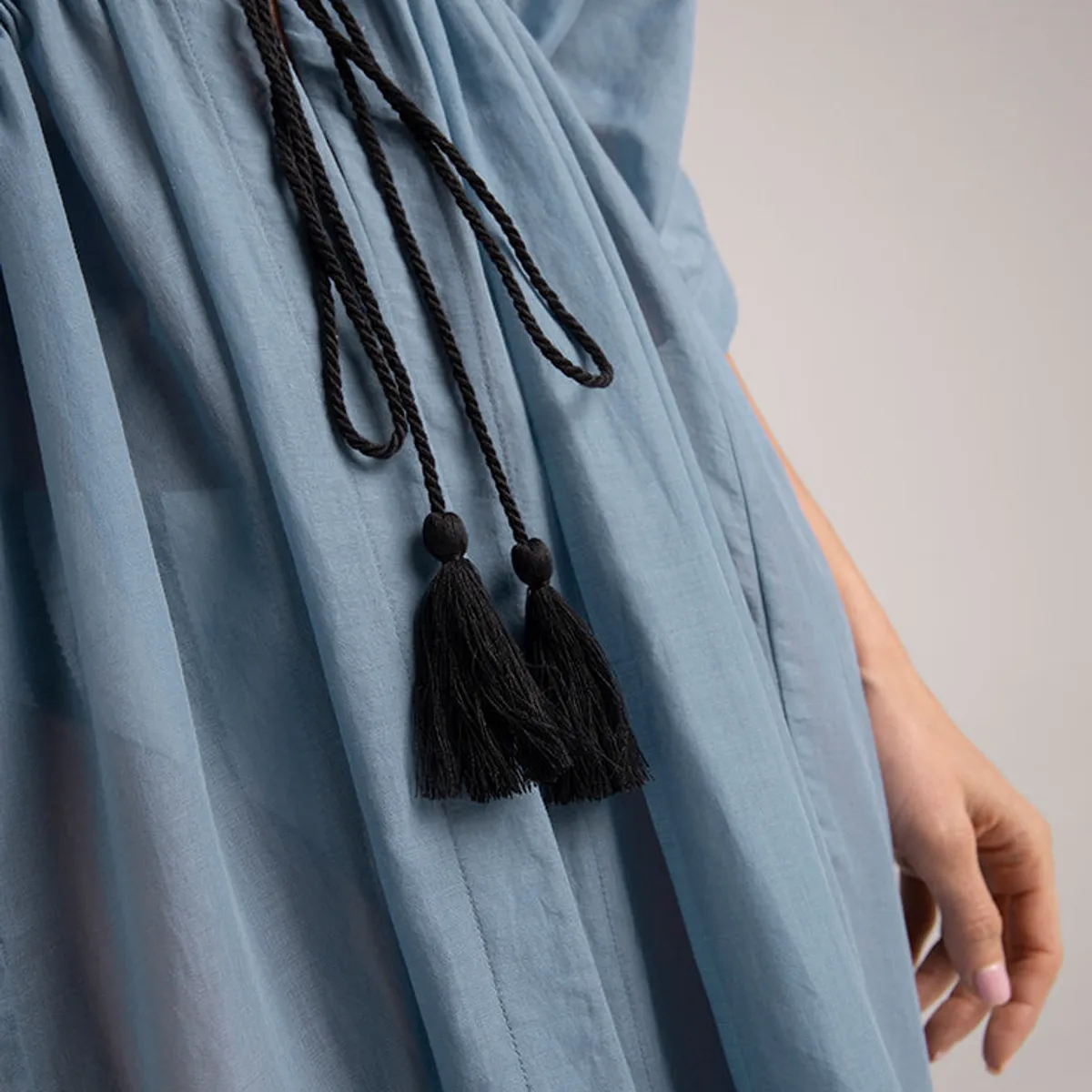 TOUCHE BALNEAIRE - Cover up abierto con cordón ajustable en contraste