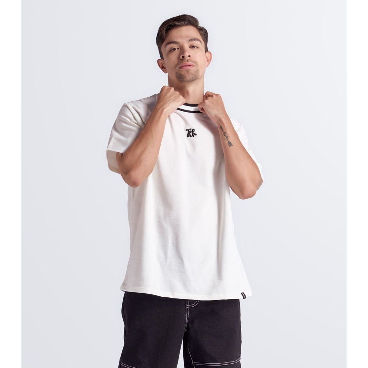 TYPER - Camiseta Oversise Bordada Con Cuello Tejido Typer