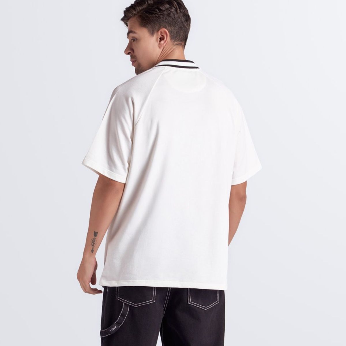 TYPER - Camiseta Oversise Bordada Con Cuello Tejido Typer