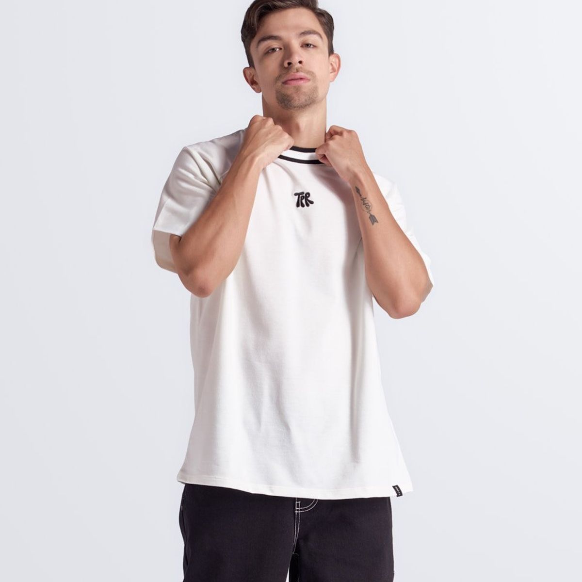 TYPER - Camiseta Oversise Bordada Con Cuello Tejido Typer