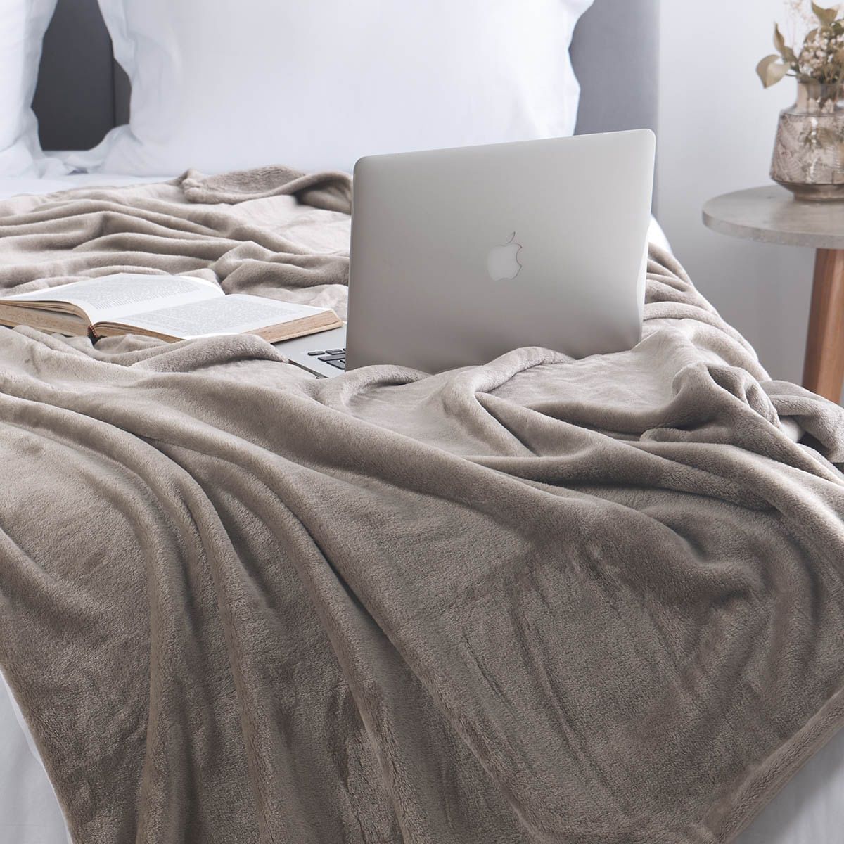 DISTRIHOGAR - Cobija Flannel Fleece 250 gr Piatto Moca 150 x 200 cm