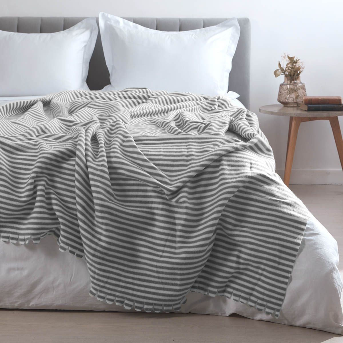 DISTRIHOGAR - Cobija Polar Fleece 180 gr Stripes Gris 180 x 200 cm