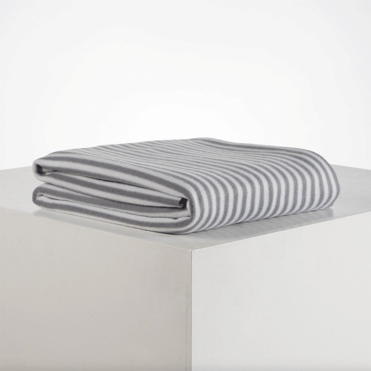 DISTRIHOGAR - Cobija Polar Fleece 180 gr Stripes Gris 140 x 200 cm