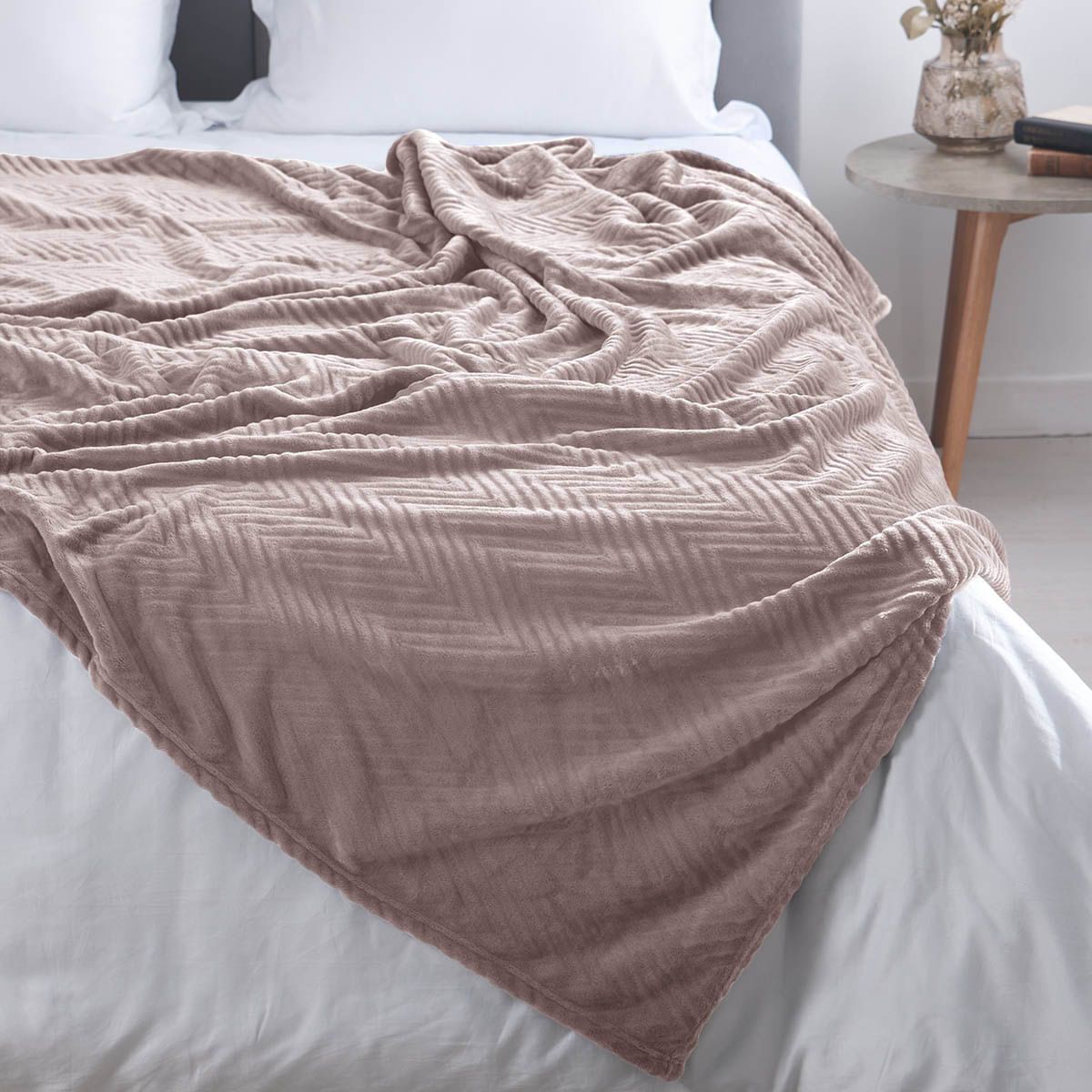 DISTRIHOGAR - Cobija Flannel Fleece 250 gr Chevron Mauve 180 x 200 cm