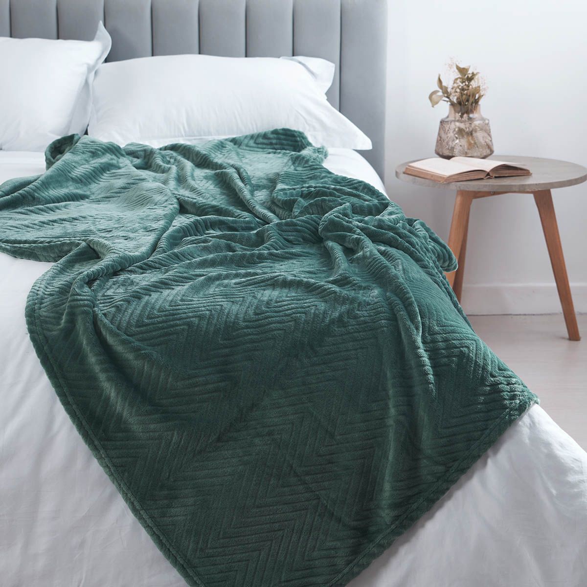 DISTRIHOGAR - Cobija Flannel Fleece 250 gr Chevron Verde Pino 140 x 200 cm