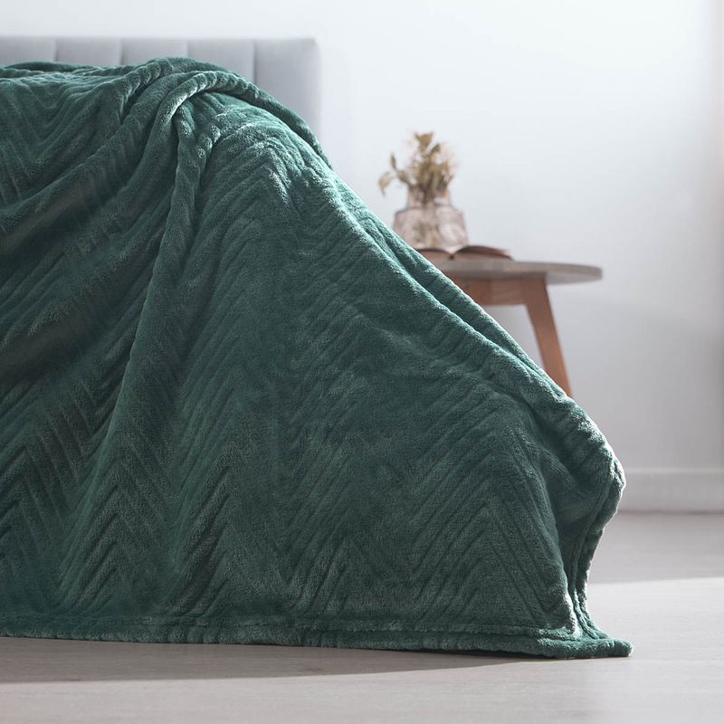 DISTRIHOGAR - Cobija Flannel Fleece 250 gr Chevron Verde Pino 220 x 220 cm