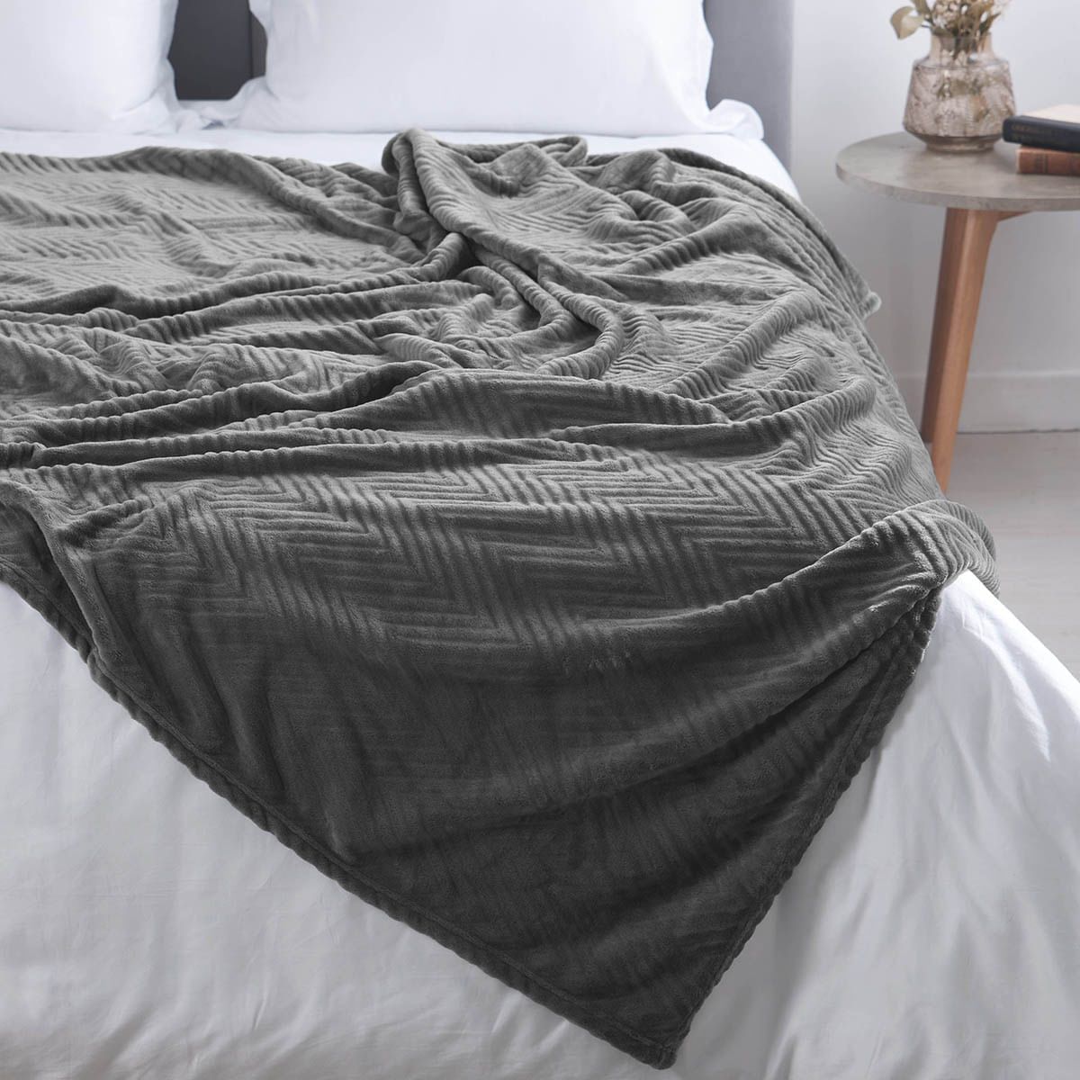 DISTRIHOGAR - Cobija Flannel Fleece 250 gr Chevron Gris 220 x 220 cm