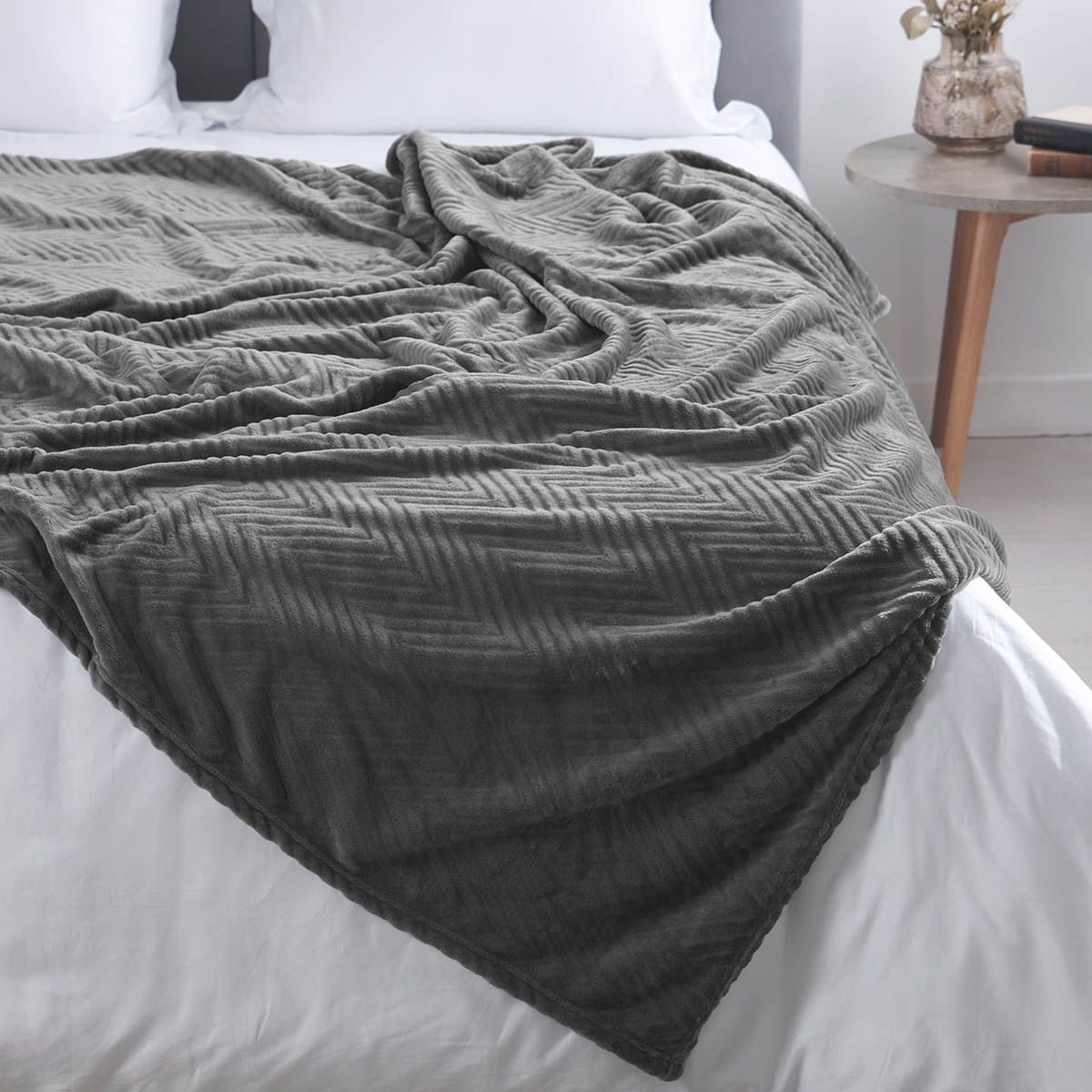 DISTRIHOGAR - Cobija Flannel Fleece 250 gr Chevron Gris 140 x 200 cm