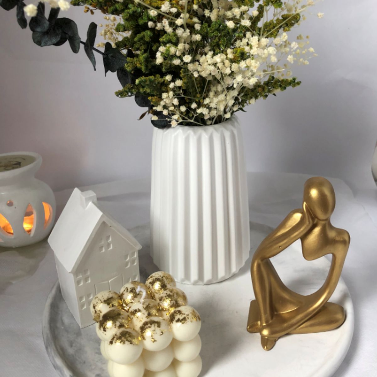 DECORACIONES ALE Y GABI - CENTRO DE MESA JARRÓN BASE, VELA,ADORNOS Y  FLORES NATY