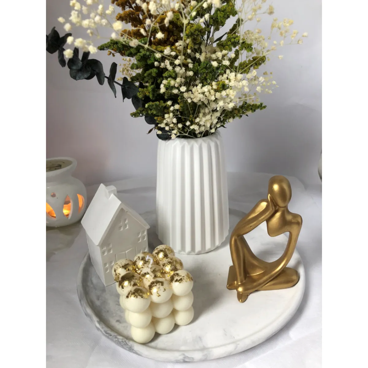 DECORACIONES ALE Y GABI - CENTRO DE MESA JARRÓN BASE, VELA,ADORNOS Y  FLORES NATY