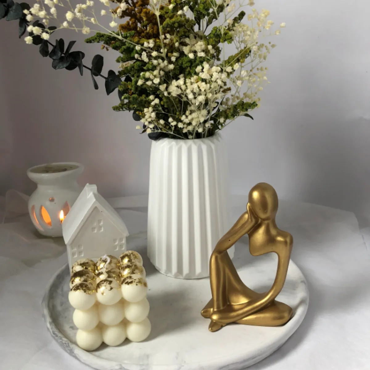 DECORACIONES ALE Y GABI - CENTRO DE MESA JARRÓN BASE, VELA,ADORNOS Y  FLORES NATY