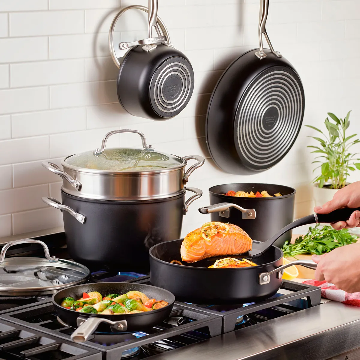 KITCHENAID - Batería 11Pzs anodizado duro antiadherente Negro KitchenAid