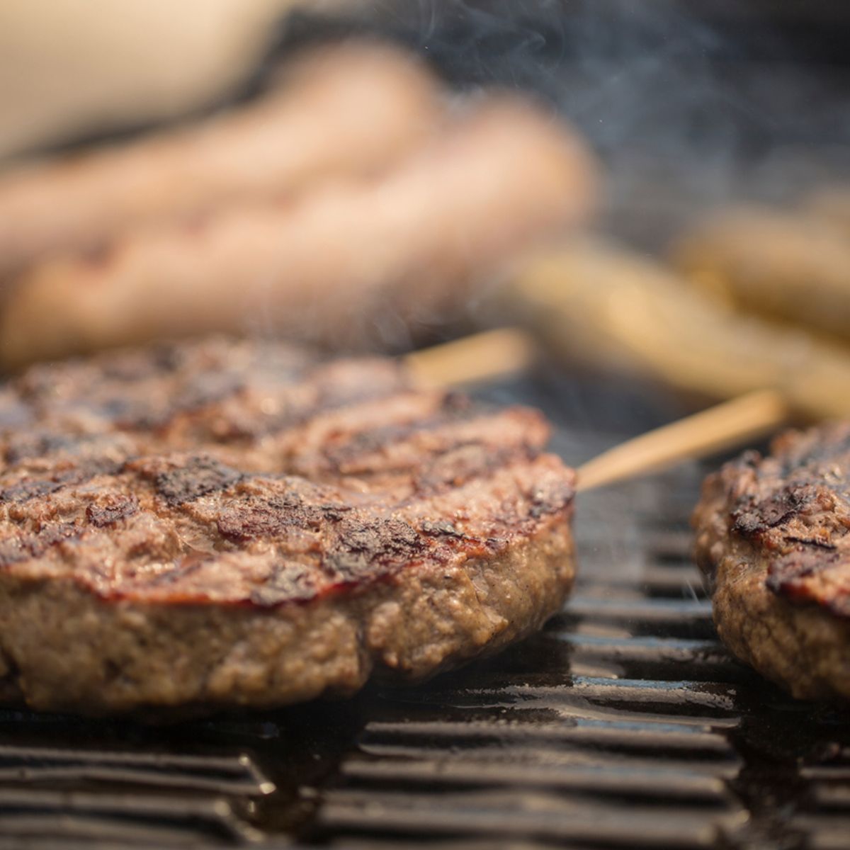 WEBER - Asador a Gas Weber Q 1200 Titanium + Pinzas + Cepillo