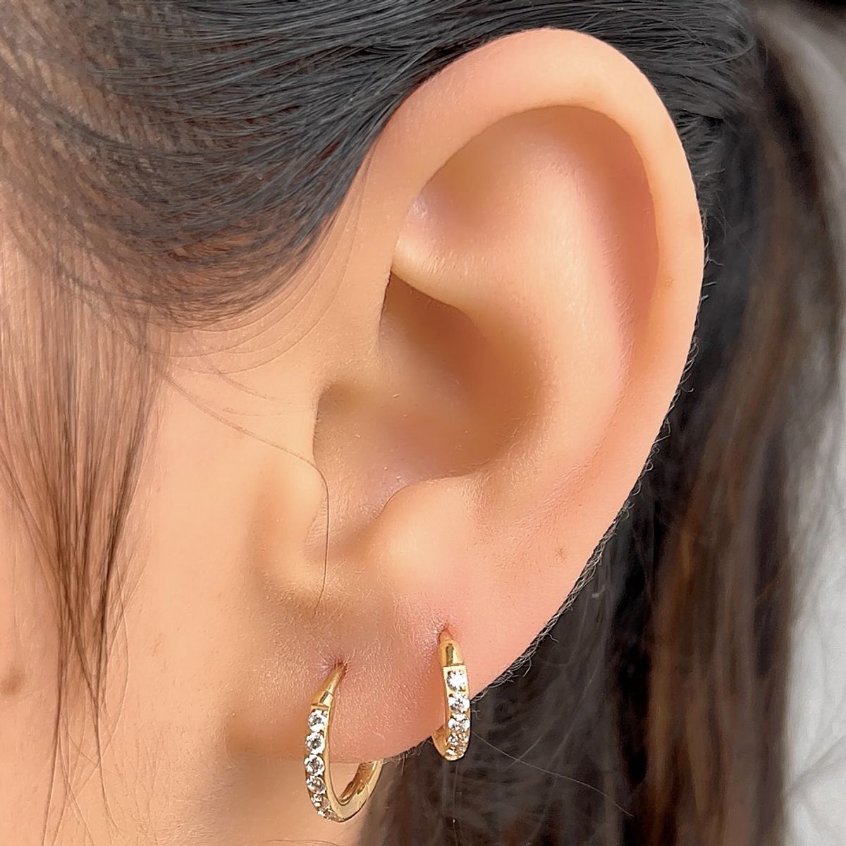 AGHA JEWELRY - Titanio Candonga Platizado Dorado con cristales de lado  Para Lóbulo