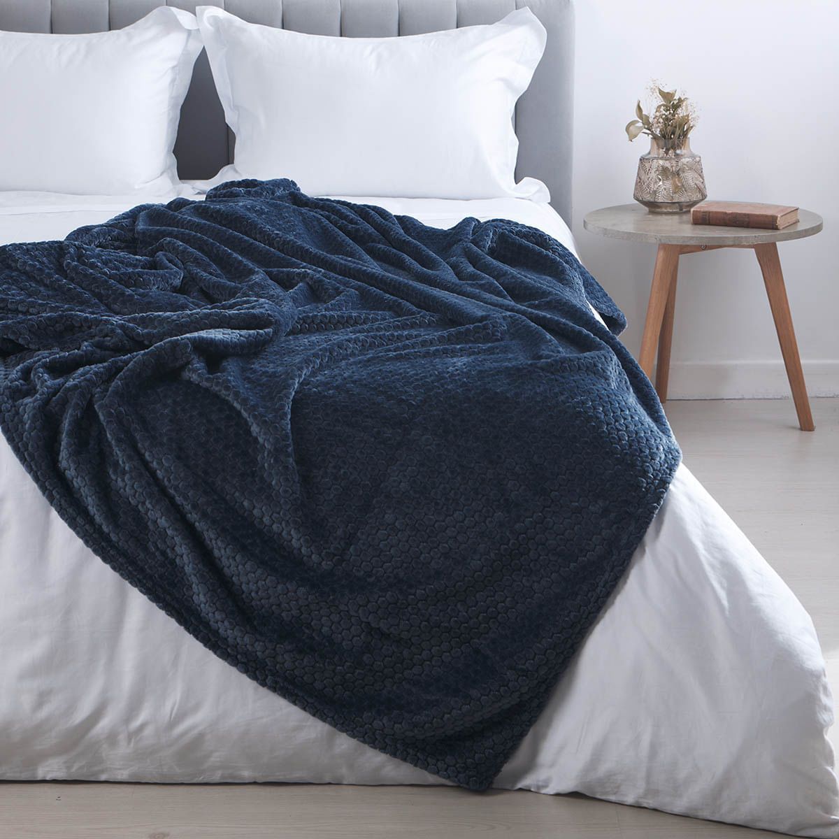 DISTRIHOGAR - Cobija Flannel Fleece 280 gr Bee Azul 140 x 200 cm