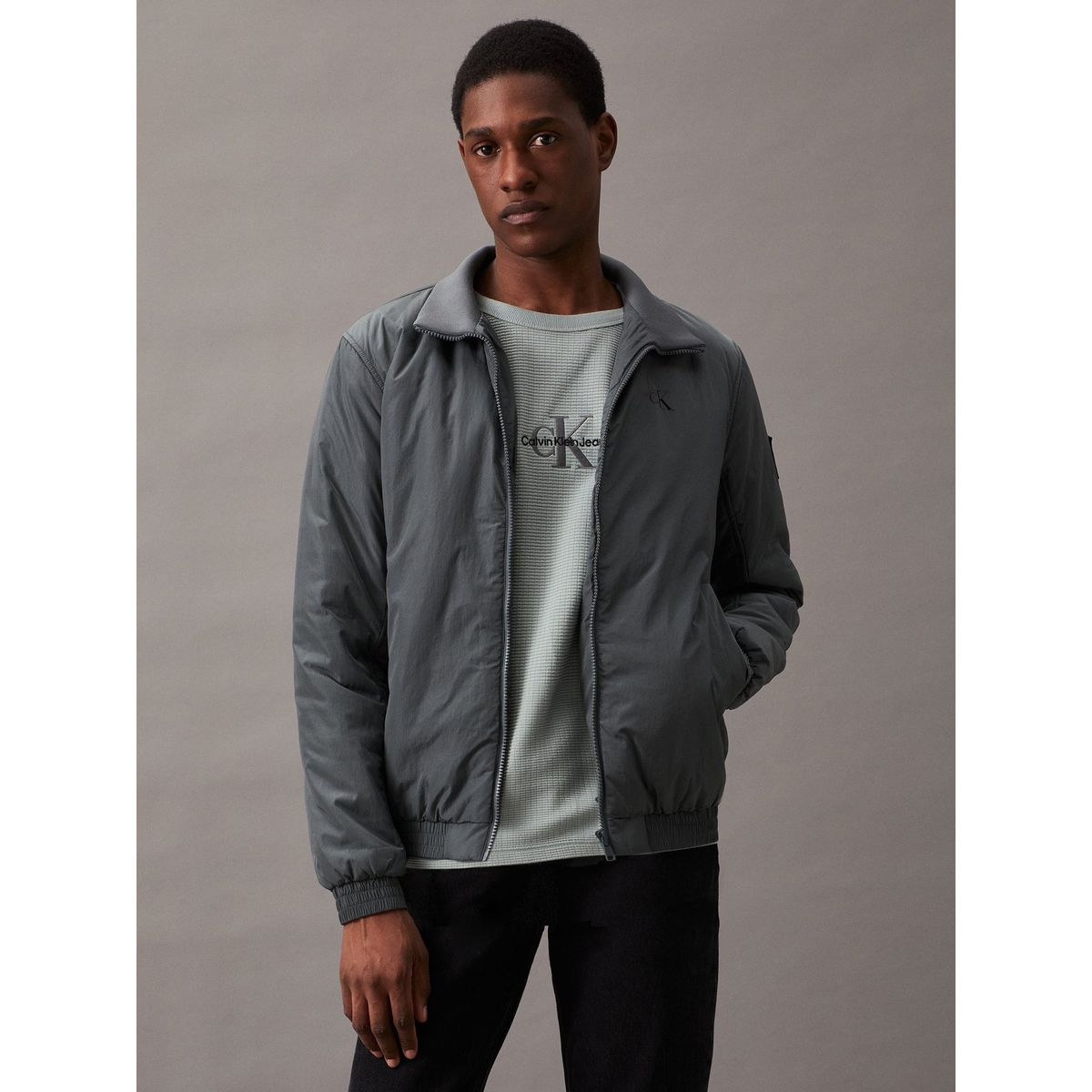 CALVIN KLEIN - Chaqueta gris de nailon acolchado con cremallera Calvin Klein