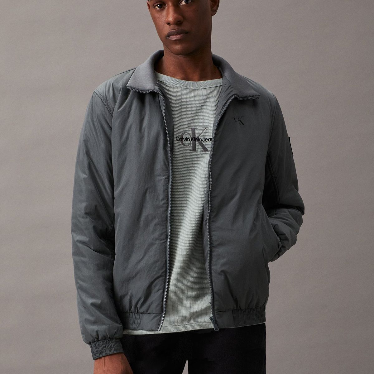 CALVIN KLEIN - Chaqueta gris de nailon acolchado con cremallera Calvin Klein