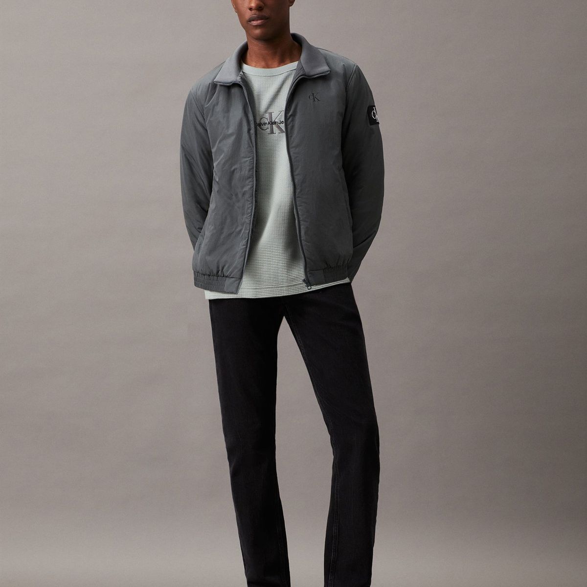 CALVIN KLEIN - Chaqueta gris de nailon acolchado con cremallera Calvin Klein