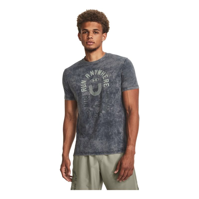 UNDER ARMOUR - Camiseta Hombre UNDER ARMOUR RUN EVERYWHERE TEE Negro UNDER ARMOUR.