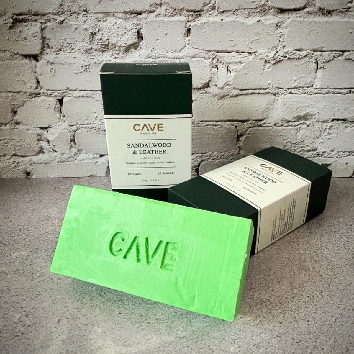 CAVE - JABÓN EN BARRA FRAGANCIA MASCULINA CAVE CUERO Y SÁNDALO 280 GR