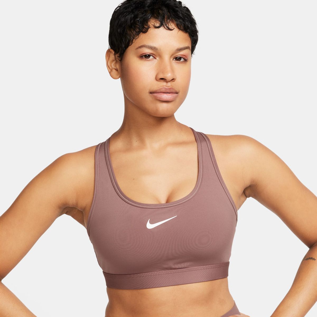 NIKE - Top Mujer Nike Swoosh Medium Support Amarillo