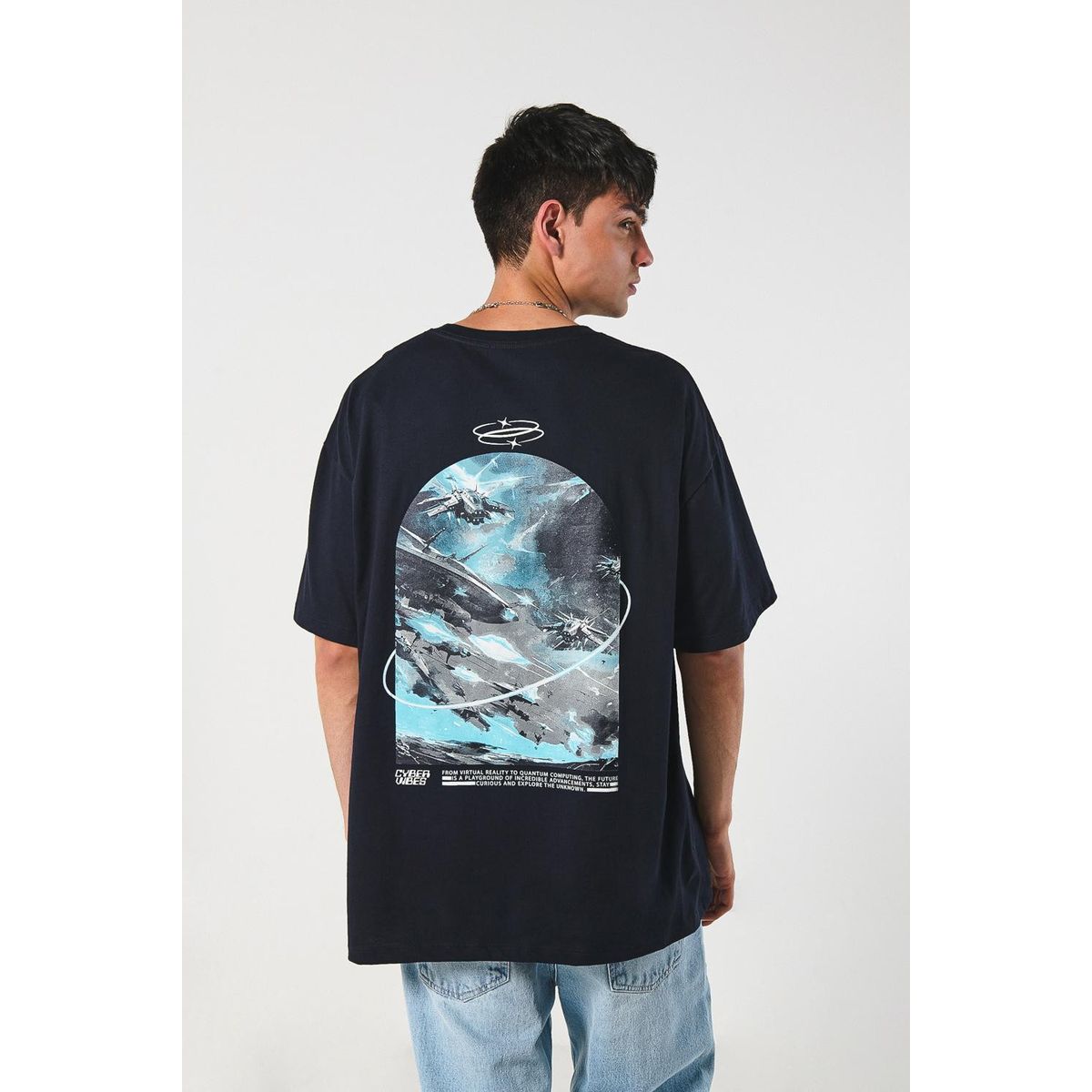 KOAJ - KOAJ Camiseta azul oversize con diseños futuristas y manga  Hombre