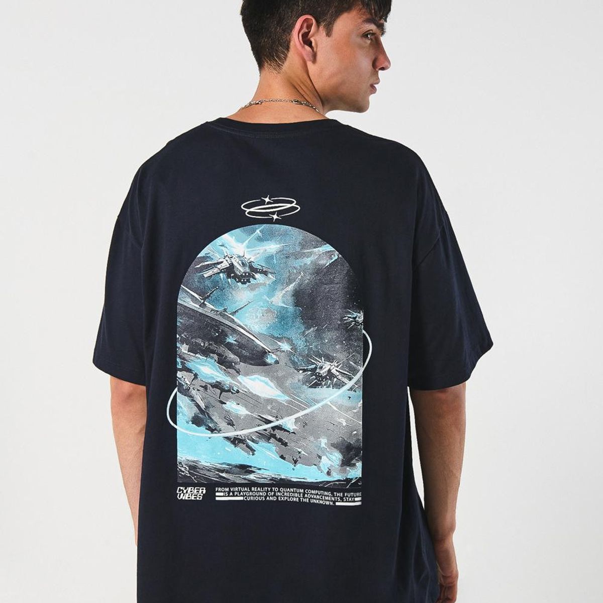 KOAJ - KOAJ Camiseta azul oversize con diseños futuristas y manga  Hombre