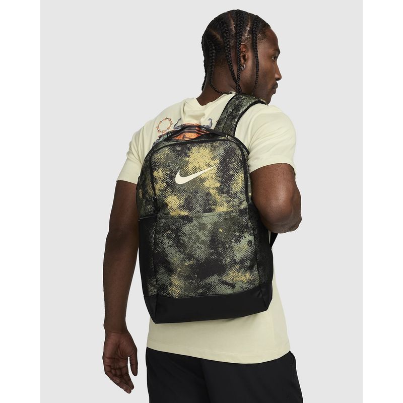 NIKE - MORRAL NIKE BRASILIA MEDIUM 24L FZ2608-386 VERDE ACEITE