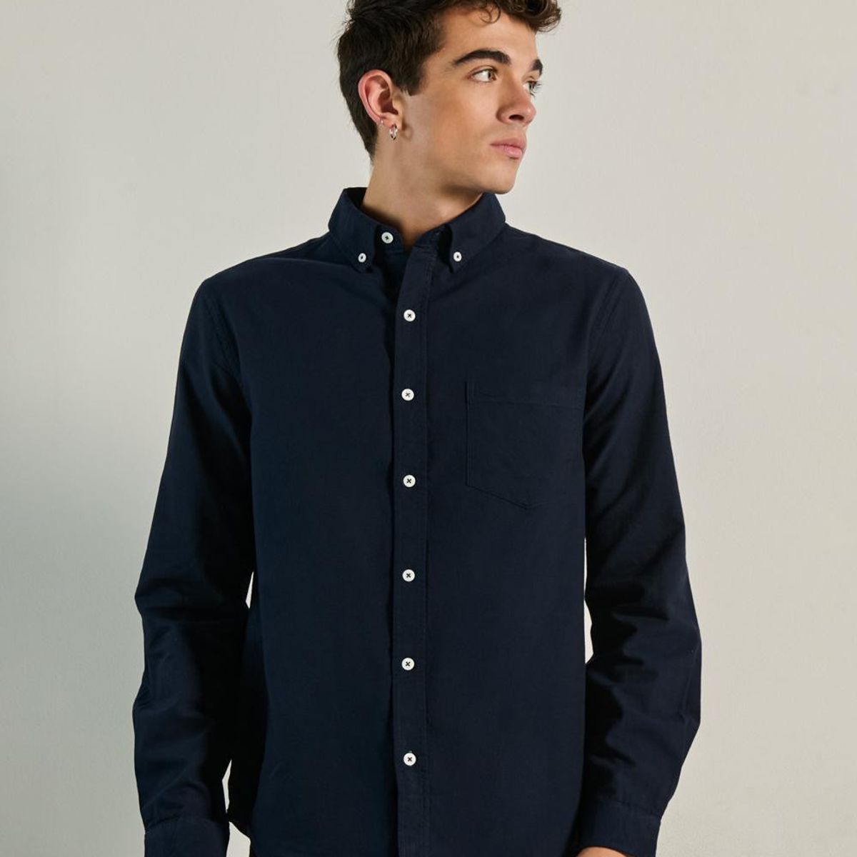 KOAJ - KOAJ Camisa unicolor con cuello button down y manga larga Hombre