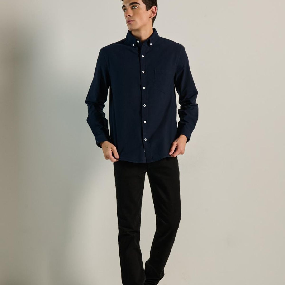 KOAJ - KOAJ Camisa unicolor con cuello button down y manga larga Hombre