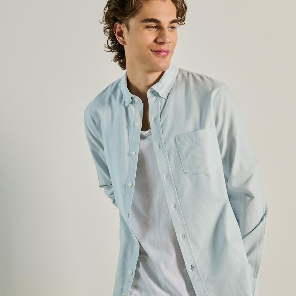 KOAJ - KOAJ Camisa unicolor con cuello button down y manga larga Hombre