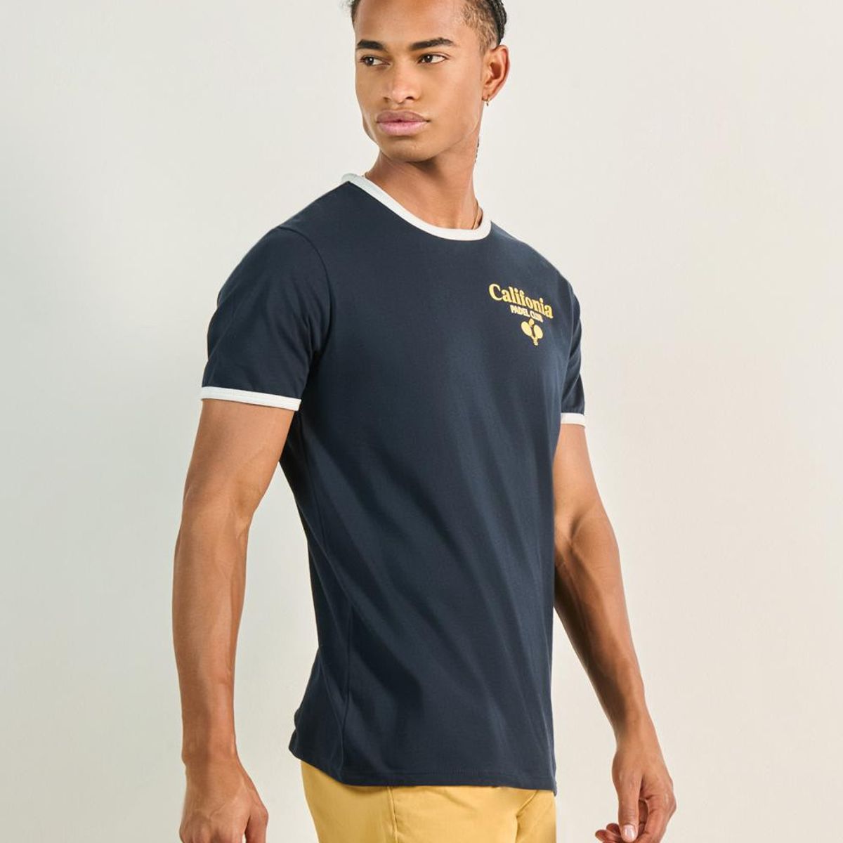 KOAJ - KOAJ Camiseta azul intensa con arte college y manga corta Hombre