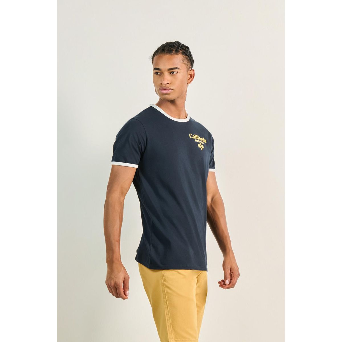 KOAJ - KOAJ Camiseta azul intensa con arte college y manga corta Hombre