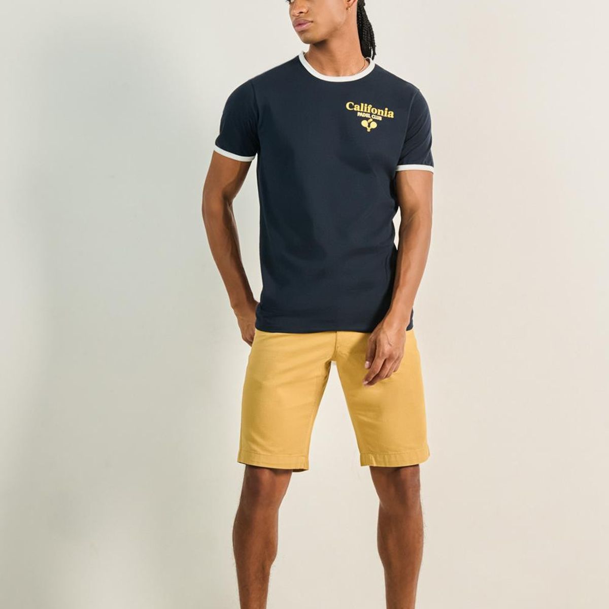 KOAJ - KOAJ Camiseta azul intensa con arte college y manga corta Hombre