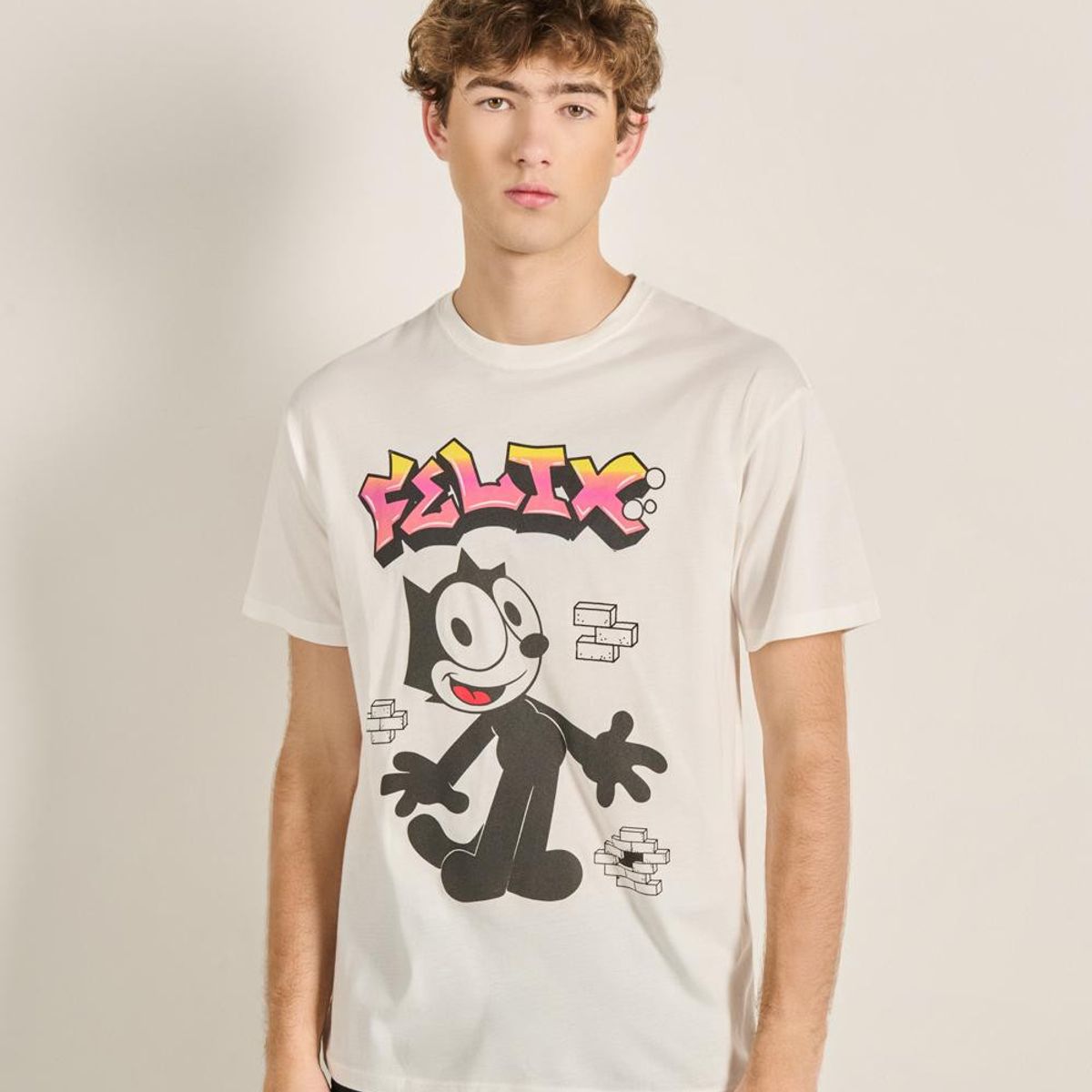 KOAJ - KOAJ Camiseta cuello redondo crema con diseños de Félix el G Hombre