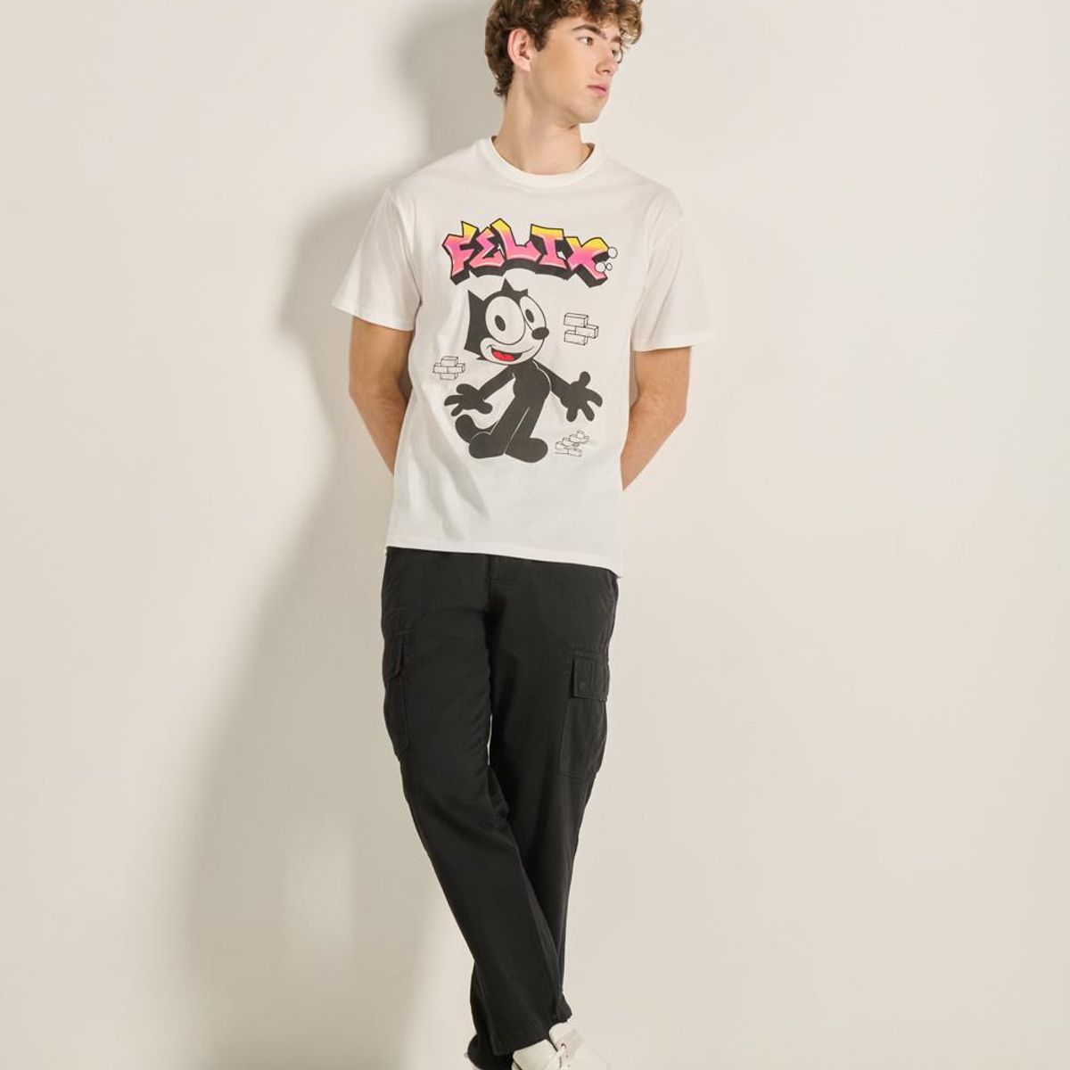 KOAJ - KOAJ Camiseta cuello redondo crema con diseños de Félix el G Hombre