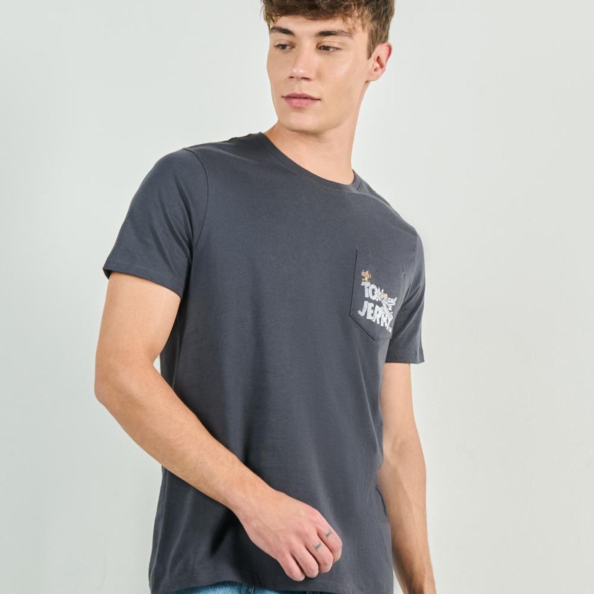 KOAJ - KOAJ Camiseta gris intensa con bolsillo y diseño de Tom y Je Hombre