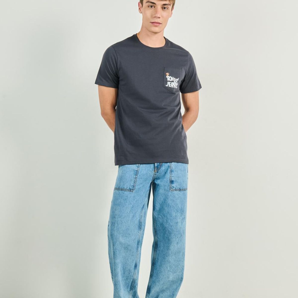 KOAJ - KOAJ Camiseta gris intensa con bolsillo y diseño de Tom y Je Hombre