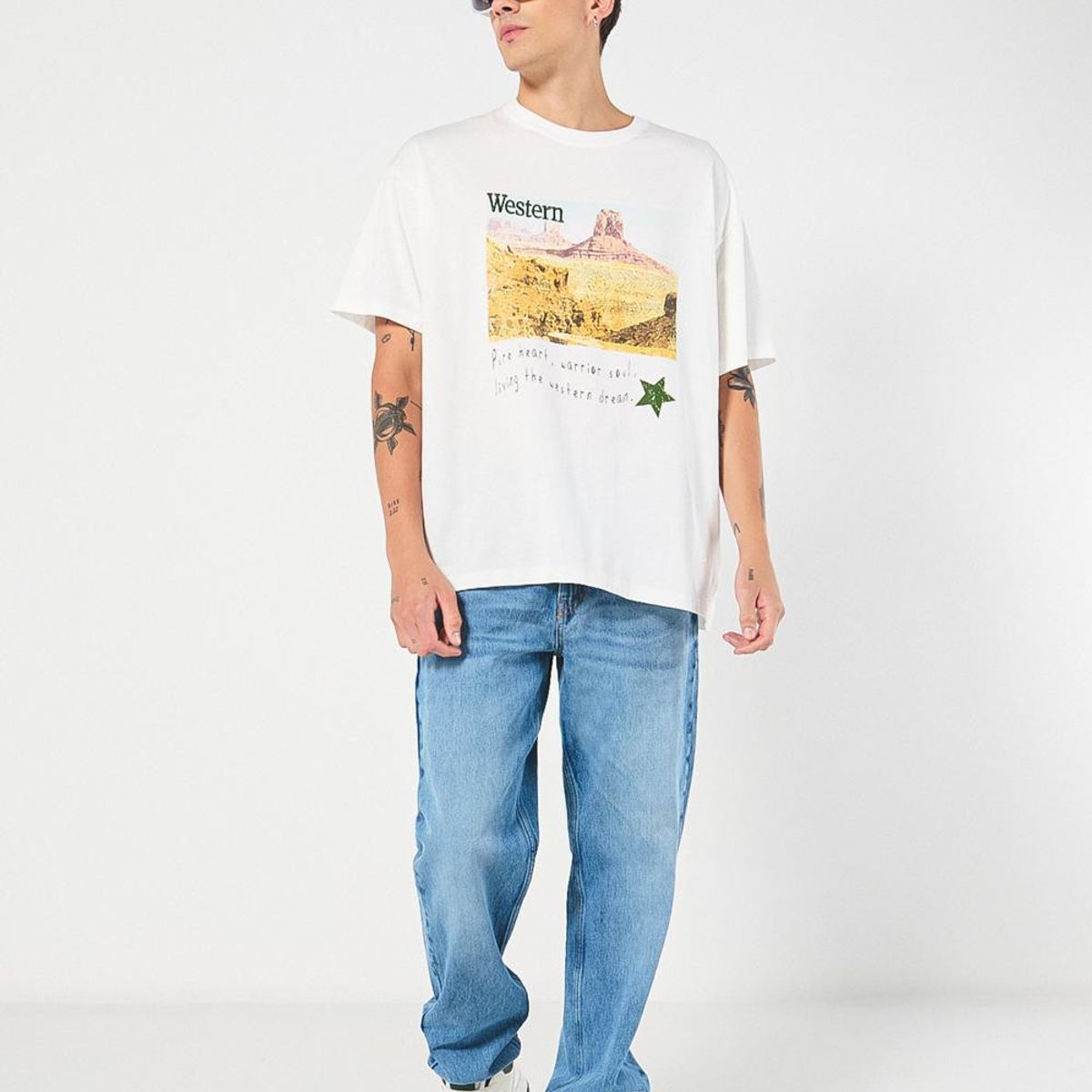 KOAJ - KOAJ Camiseta oversize crema con diseños vaqueros y manga c Hombre