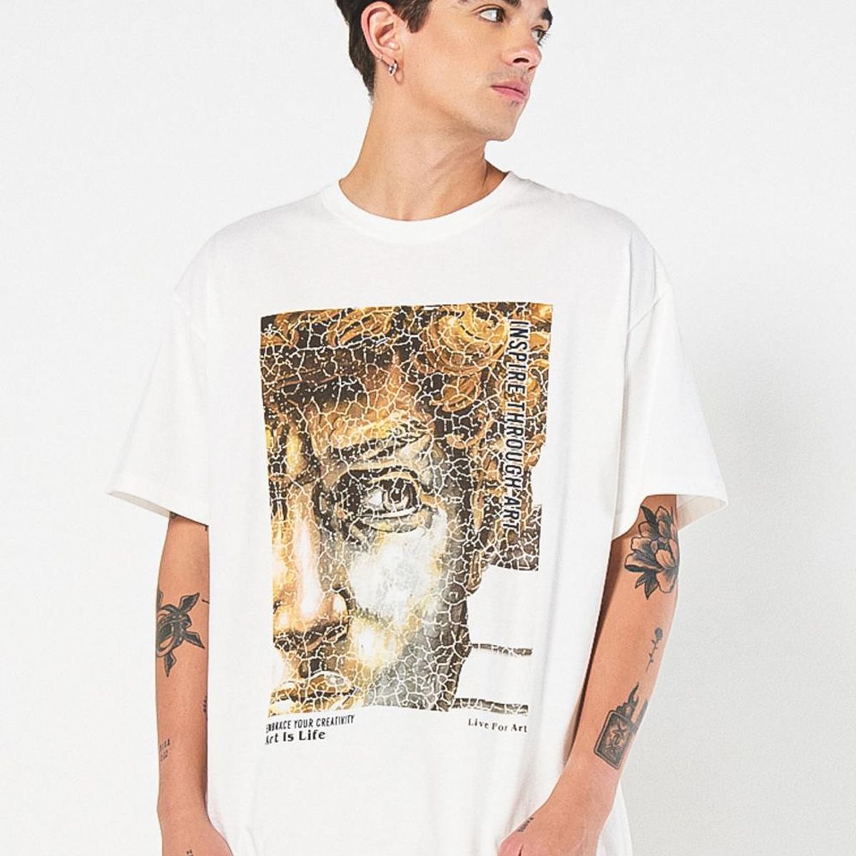 KOAJ - KOAJ Camiseta oversize crema con diseño de escultura artíst Hombre
