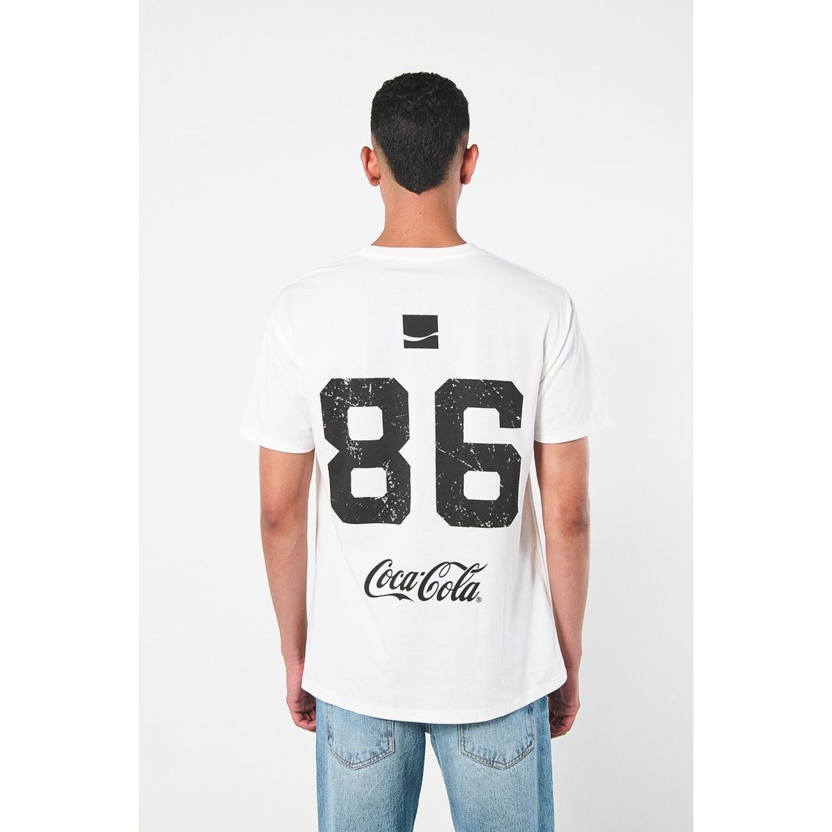 KOAJ - KOAJ Camiseta cuello redondo crema con diseños de Coca-Cola