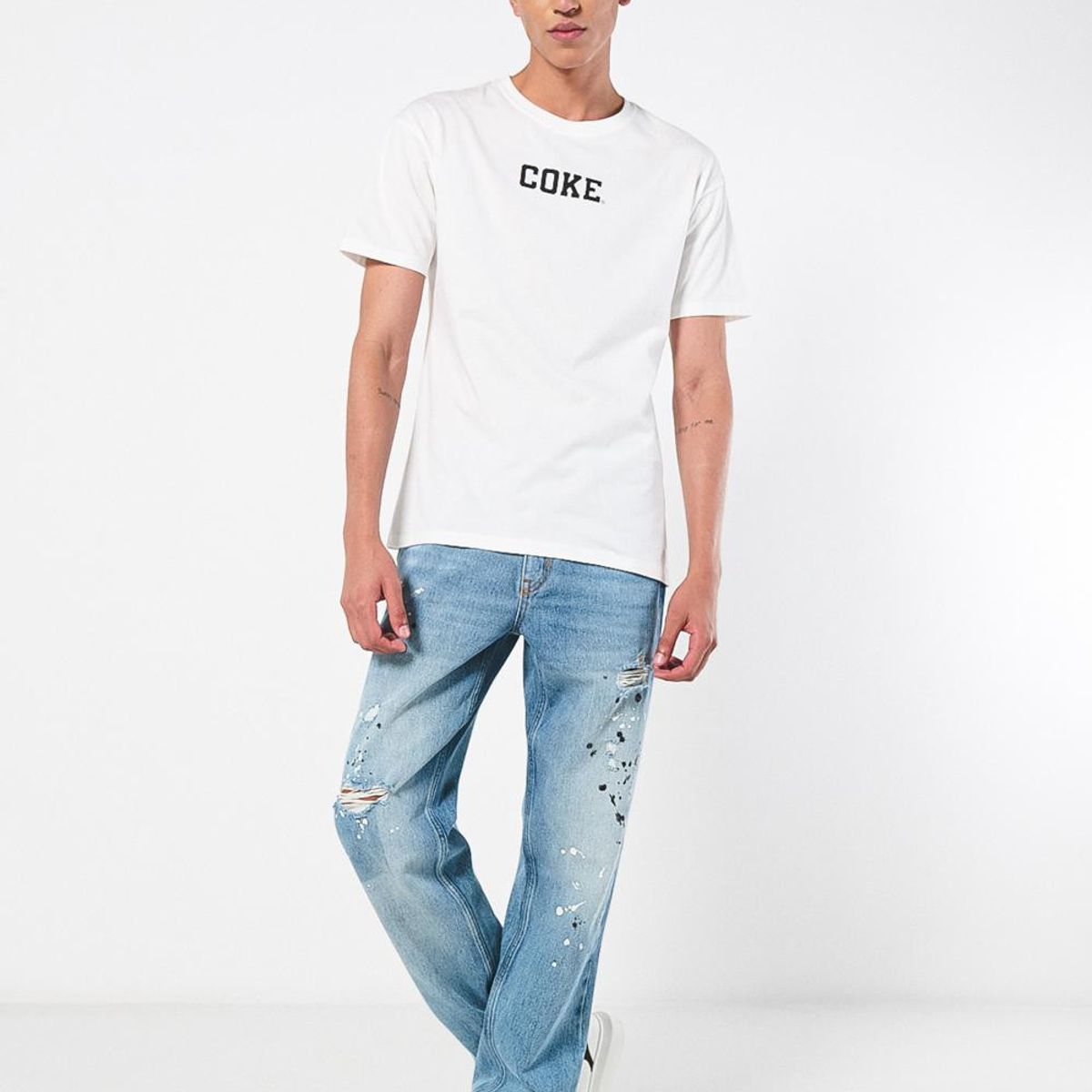 KOAJ - KOAJ Camiseta cuello redondo crema con diseños de Coca-Cola