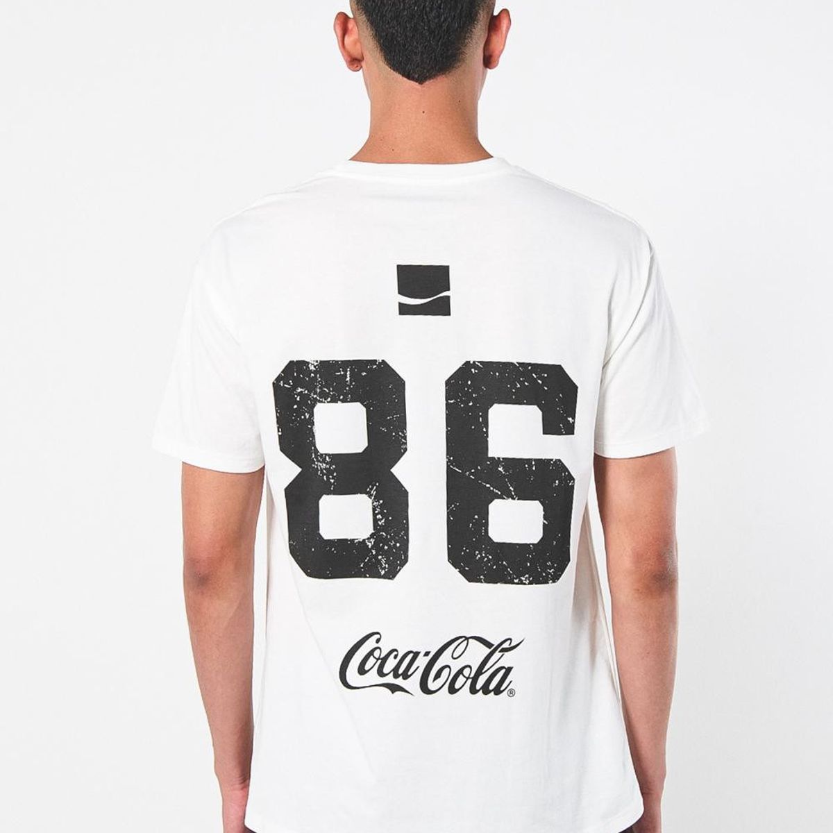 KOAJ - KOAJ Camiseta cuello redondo crema con diseños de Coca-Cola
